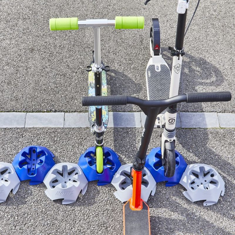 Support trottinette au sol bleu - Mottez M058QBL (2)